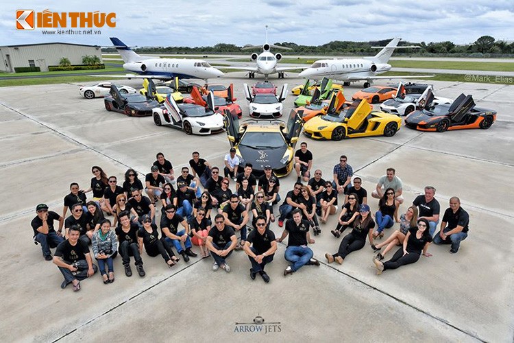  Dàn siêu xe gồm; 10 chiếc Aventardor, 4 Ferrari 458 Italia, 3 chiếc máy bay phản lực cá nhân cùng các thành viên Gia Lai team xuất hiện trong tấm hình tổng kết hành trình siêu xe của những người Việt trên đất Mỹ.